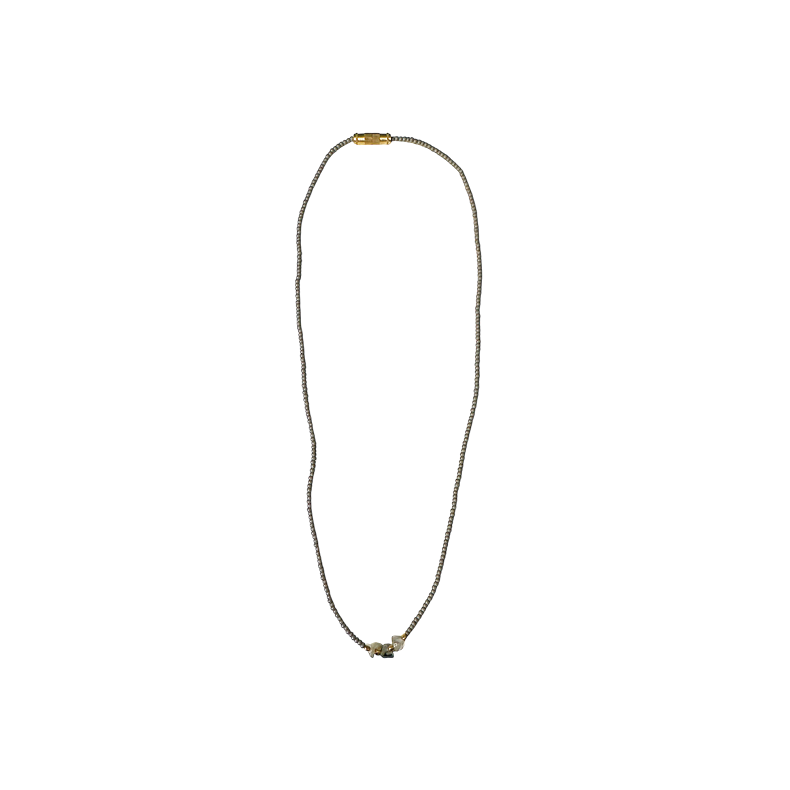 Annavii Nuri perlek�de med sten, gr�