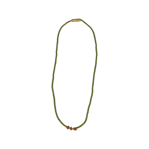 Annavii Nuri perlek�de med sten, lysgr�n