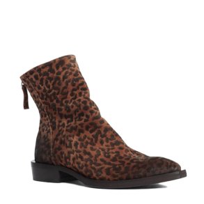 Paige boots Bukela, leopard