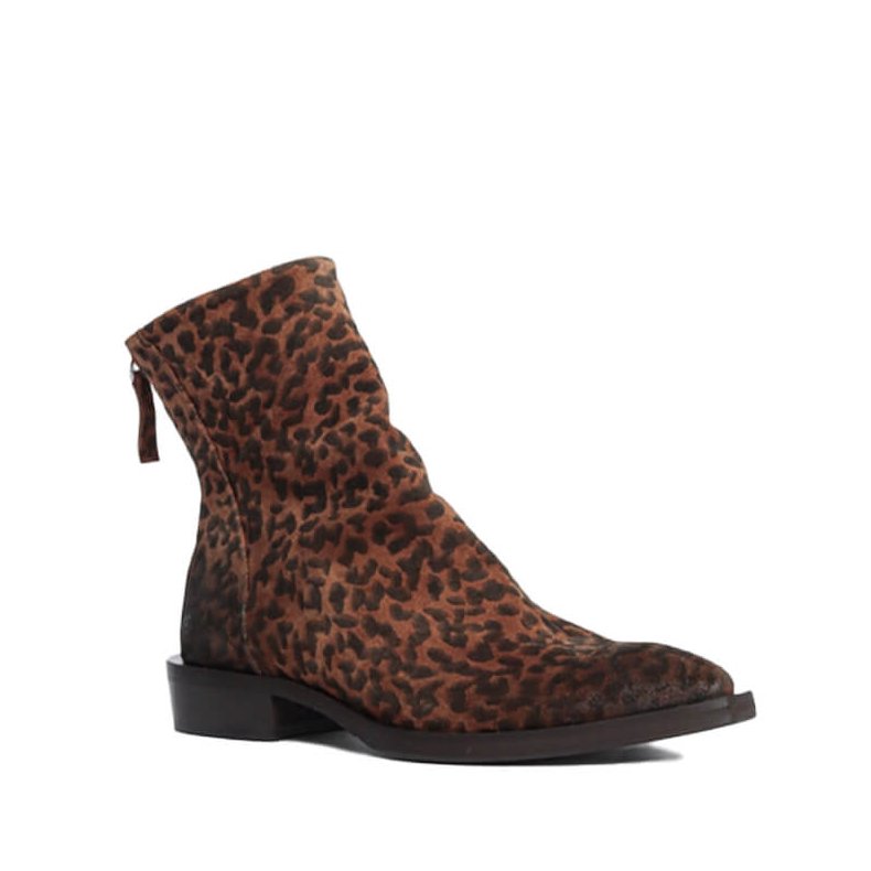 Paige boots Bukela, leopard
