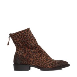 Paige boots Bukela, leopard
